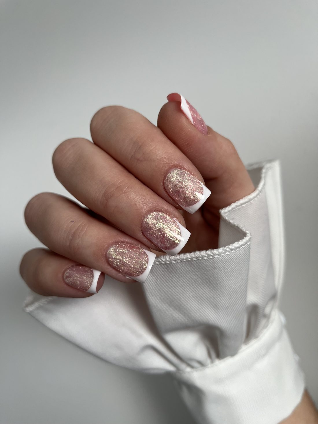 Manicure french z brokatem
