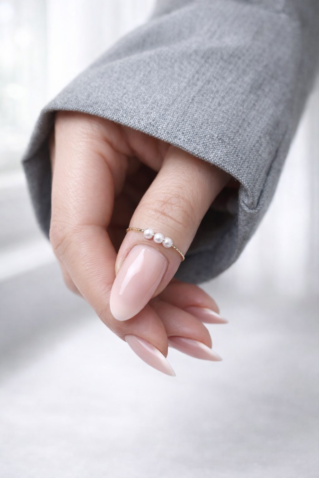 Naturalny manicure w kształcie migdała