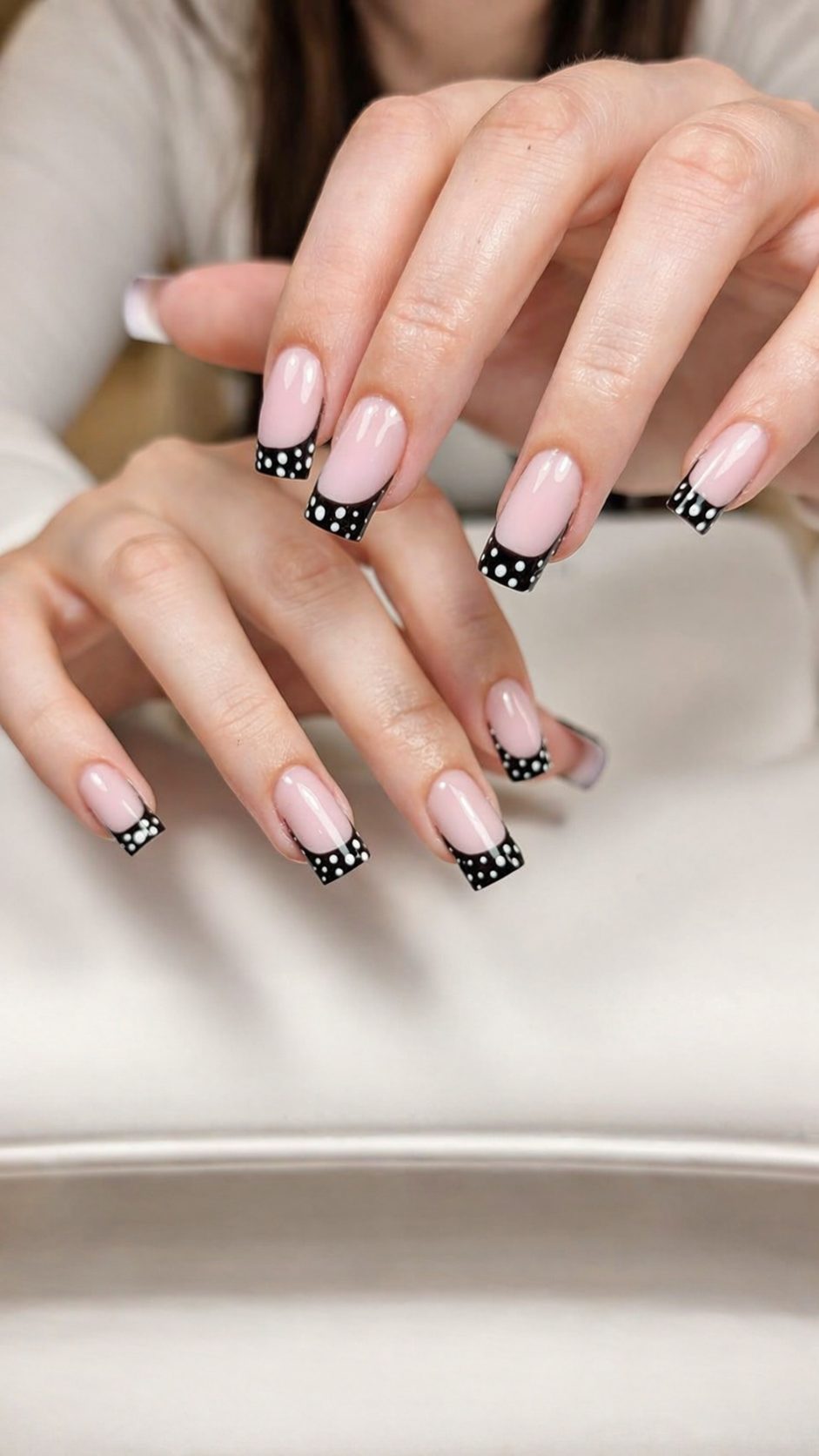 French manicure w czarne kropki