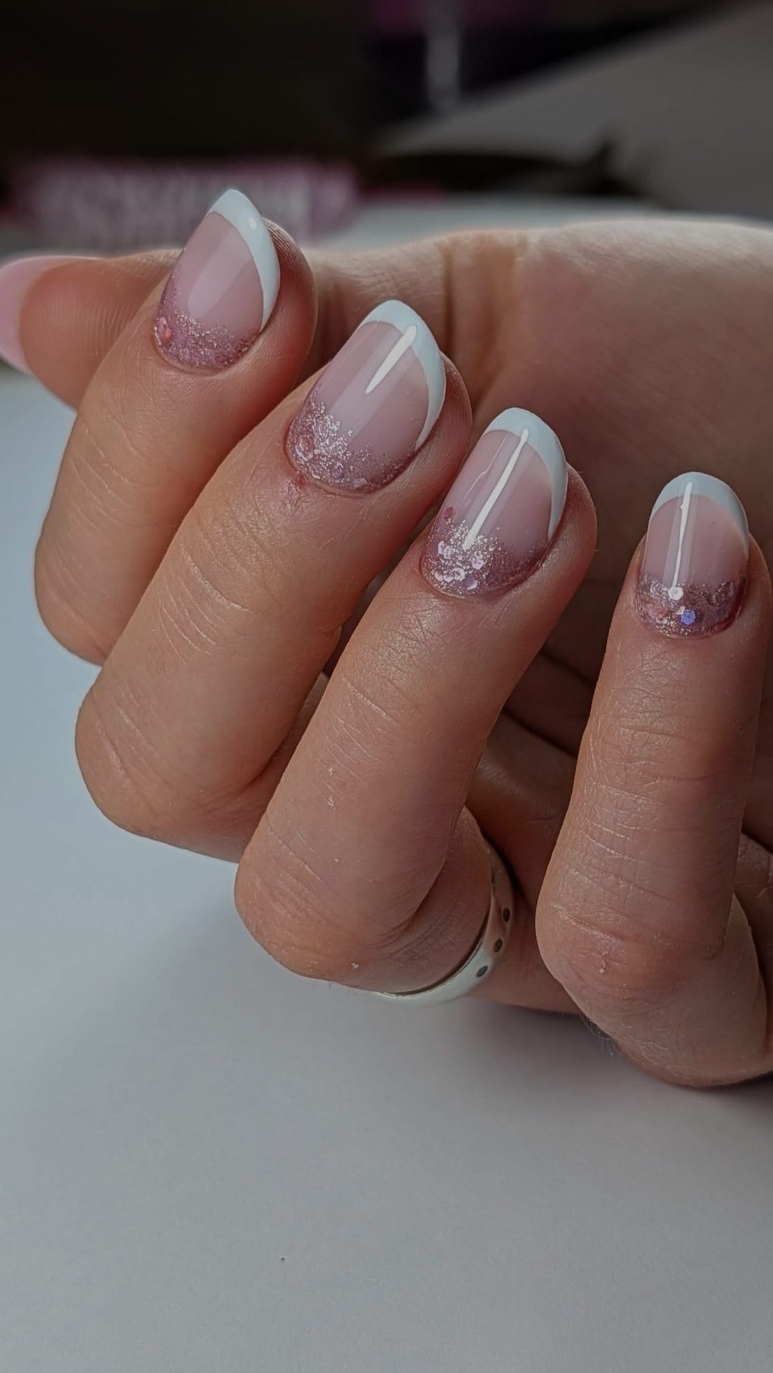 French manicure ze złotym brokatem