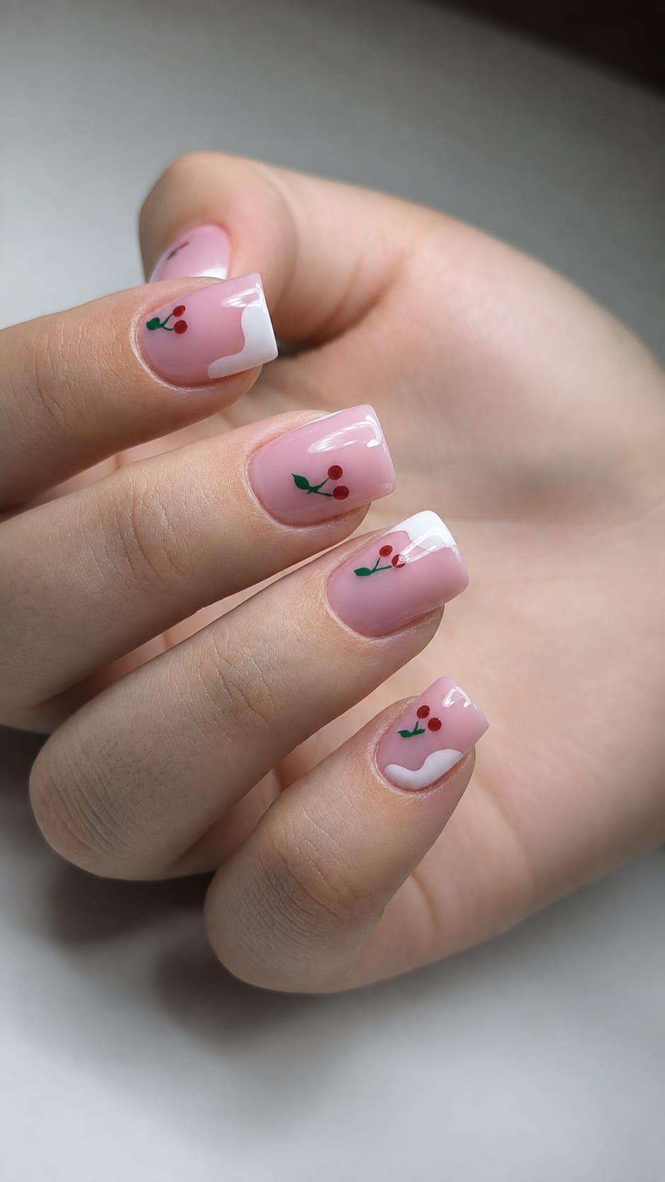 French manicure ze zdobieniem w wisienki